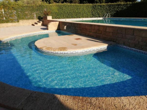 Maison de 2 chambres avec piscine partagee jardin clos et wifi a Eyguieres